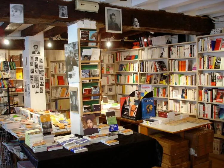 Intérieur de la librairie, ses bacs et ses rayonnages de bandes dessinées