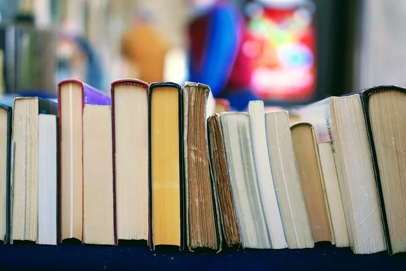 Rangée de livres sur une étagère