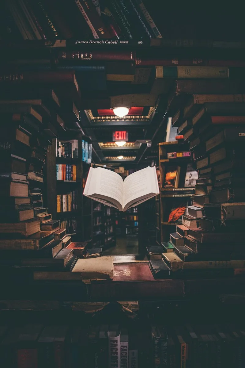 Livres empilés sur une table