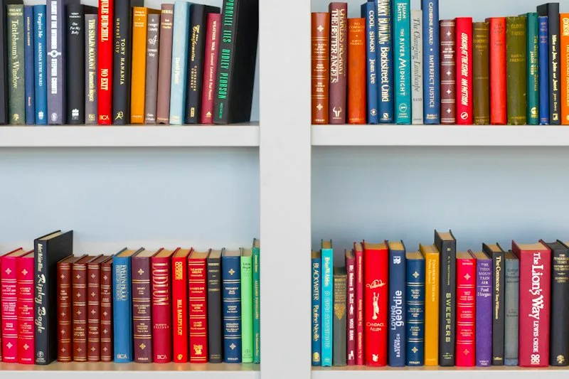 Livres serrés sur un rayonnage