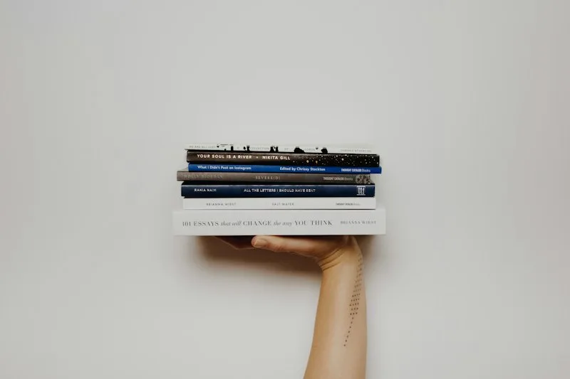 Livre ouvert posé sur une pile d'ouvrages