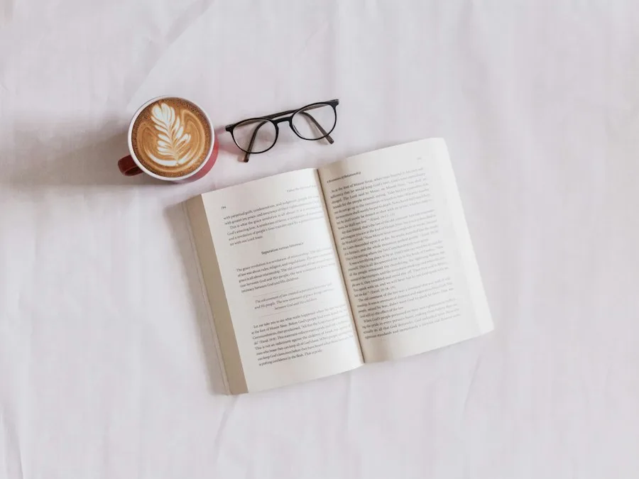 Livre ouvert posé sur une table